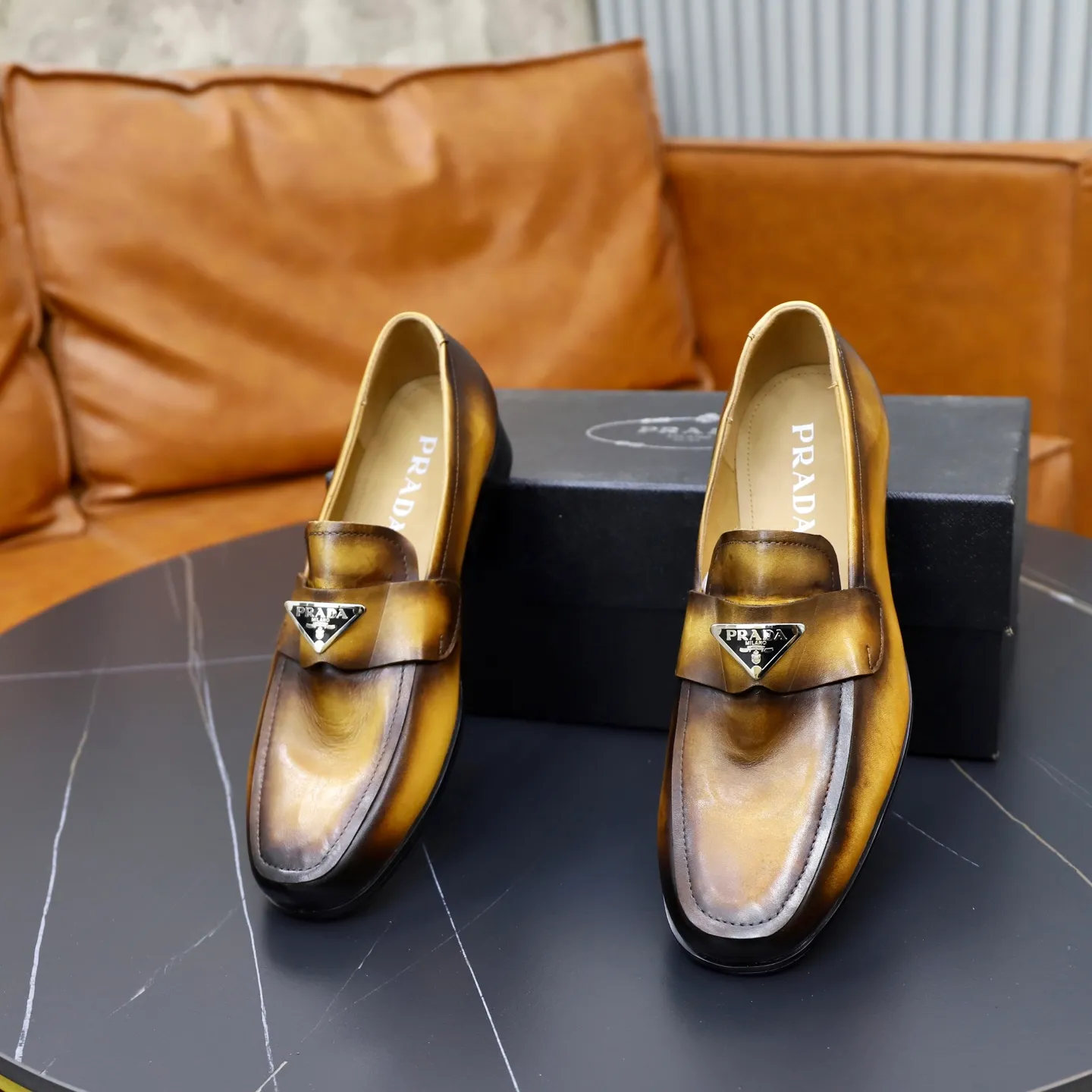Ex-factory price: 520💰[PRADA] Prada's new casual men's shoes are launched in Hong Kong counters. Official website 1:1 production. Italian washed cowhide + water-dyed leather lining. Designed by European and American masters. Perfect shape to create counter quality, solid color rubber wear-resistant outsole and classic dazzling head! Super versatile and very comfortable. High-end without losing taste, fashionable and novel! ! Absolute focus! 3 colors available! Code number 38-45